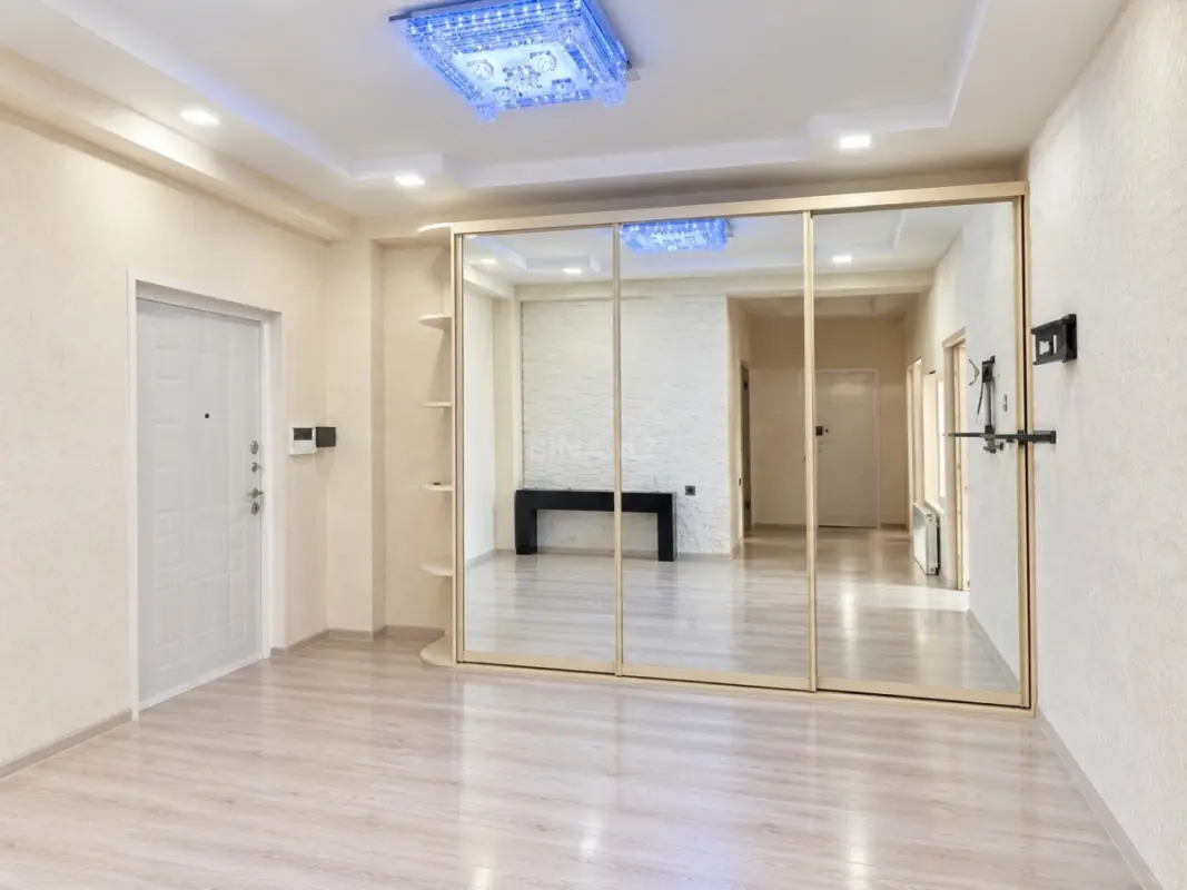 Kirayə verilir 4 otaqlı mənzil 140 m²