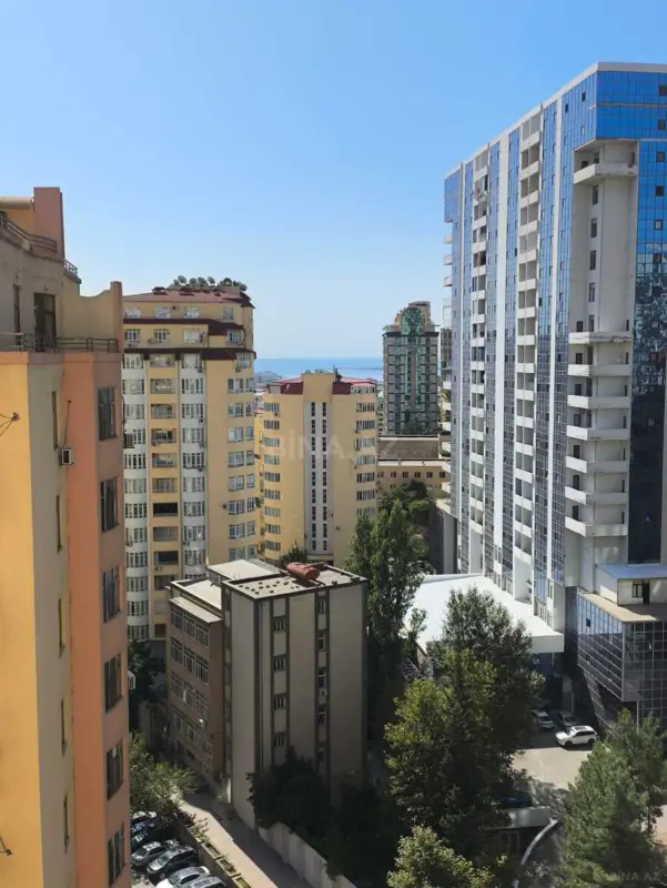 Satılır 6 otaqlı mənzil 210 m²