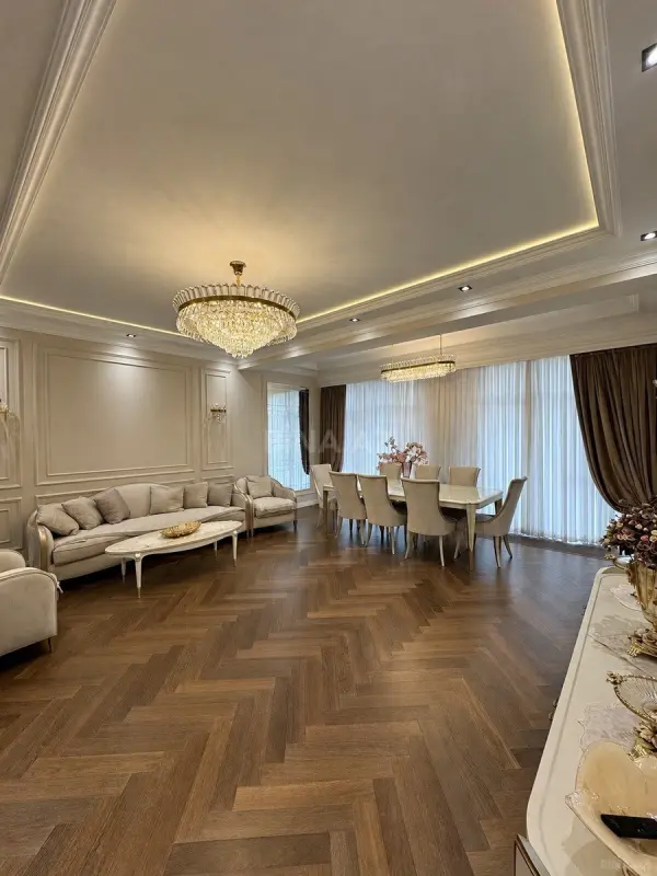 Satılır 4 otaqlı mənzil 212 m²