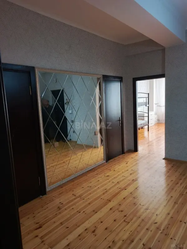 Kirayə verilir 2 otaqlı mənzil 105 m²