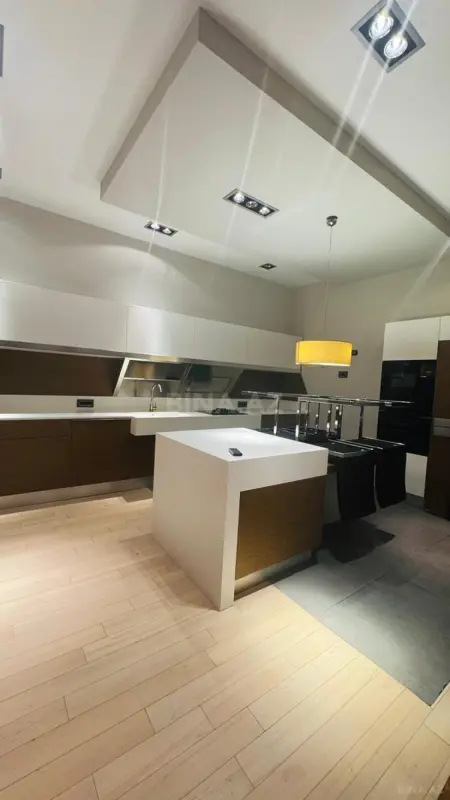 Kirayə verilir 5 otaqlı mənzil 240 m²