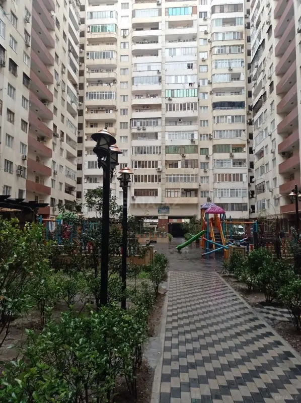 Satılır 4 otaqlı mənzil 180 m²