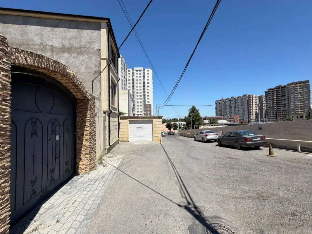 Satılır 8 otaqlı həyət evi 678 m²