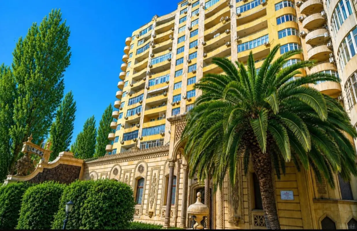 Satılır 4 otaqlı mənzil 191 m²