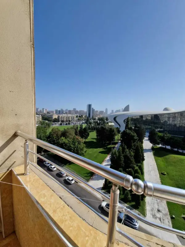 Satılır 3 otaqlı mənzil 135 m²