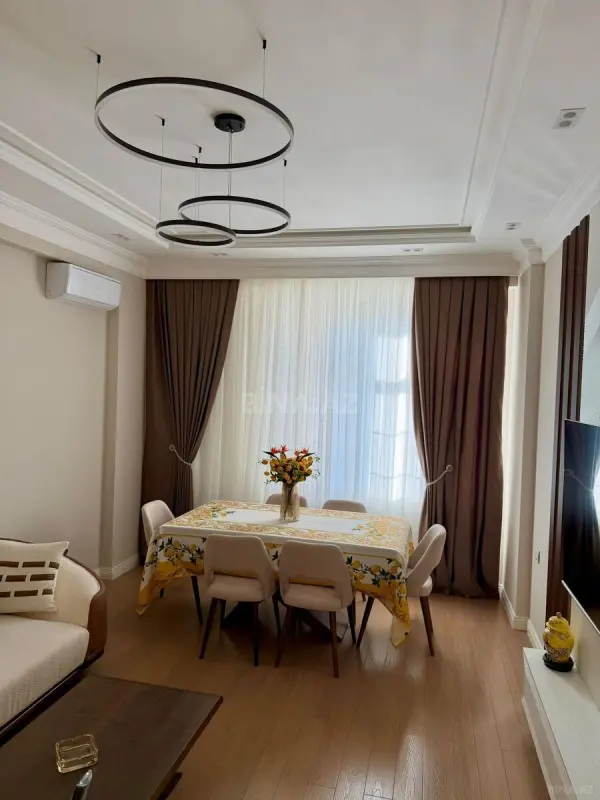Kirayə verilir 2 otaqlı mənzil 90 m²