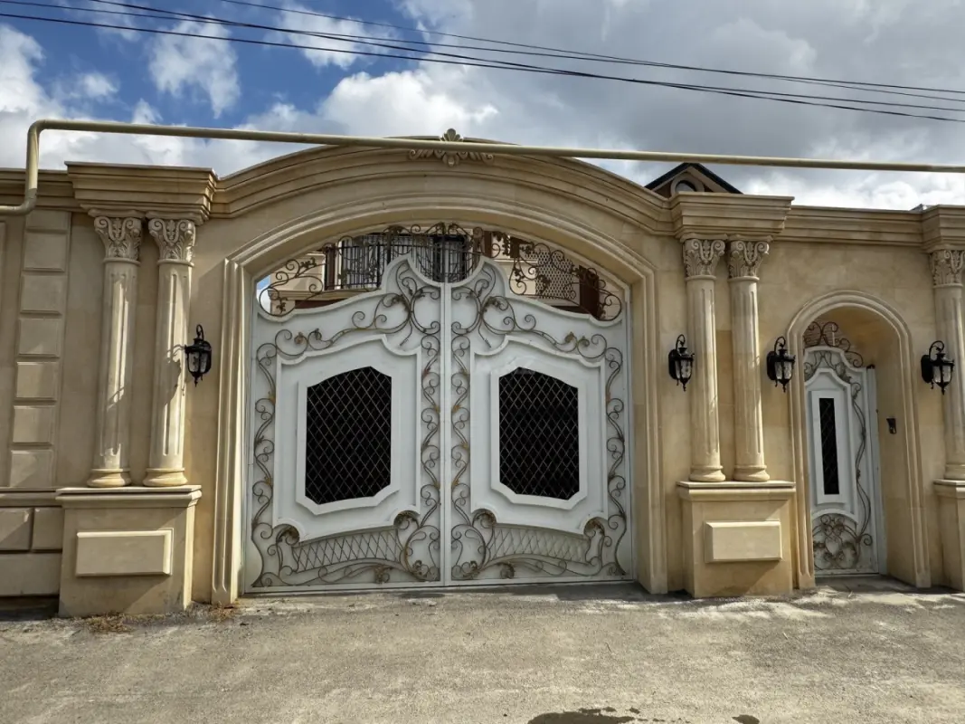 Satılır 6 otaqlı həyət evi 300 m²