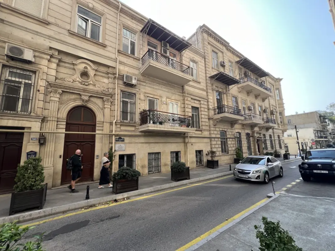 Satılır 5 otaqlı mənzil 140 m²