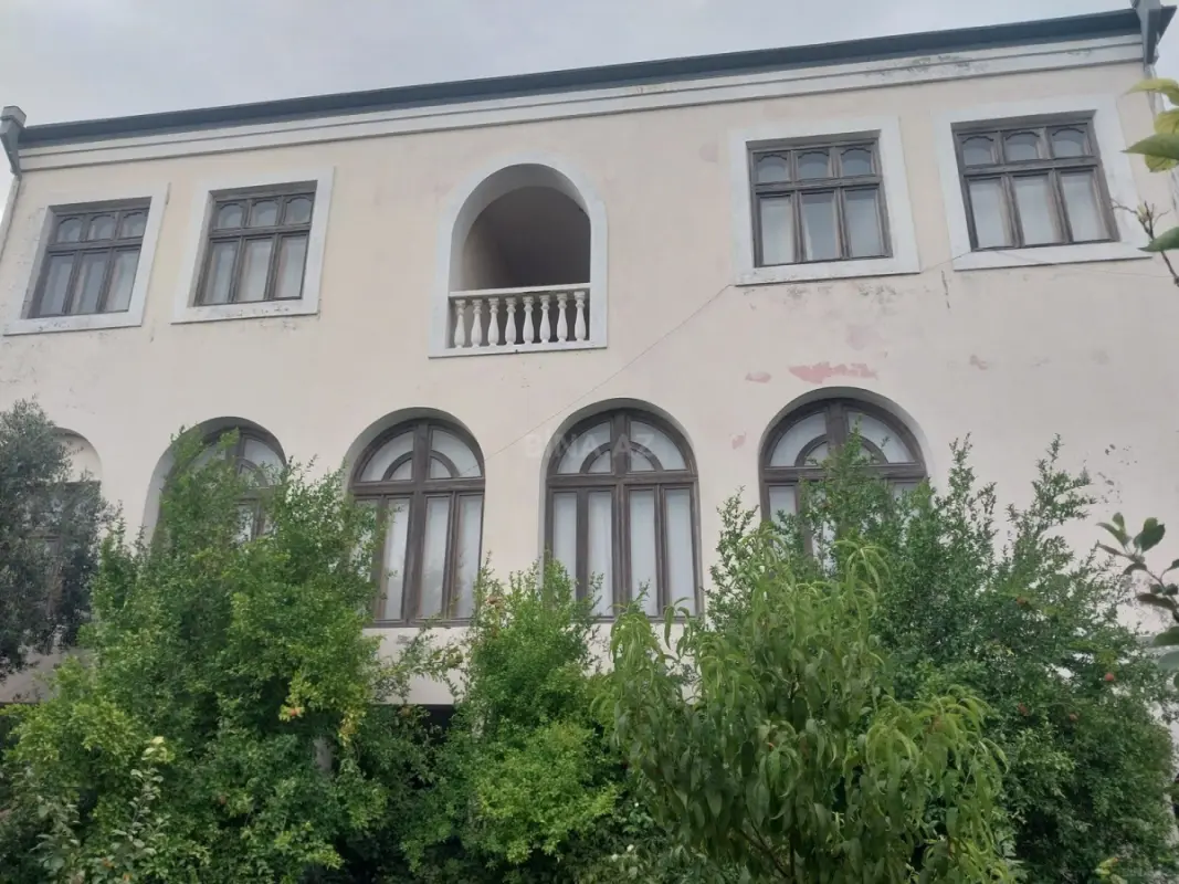 Satılır 7 otaqlı həyət evi 350 m²