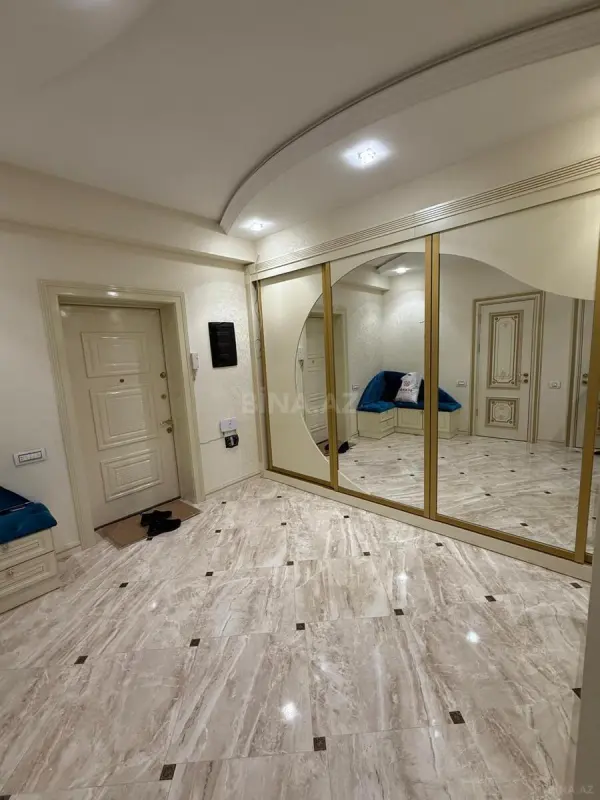 Satılır 6 otaqlı mənzil 270 m²