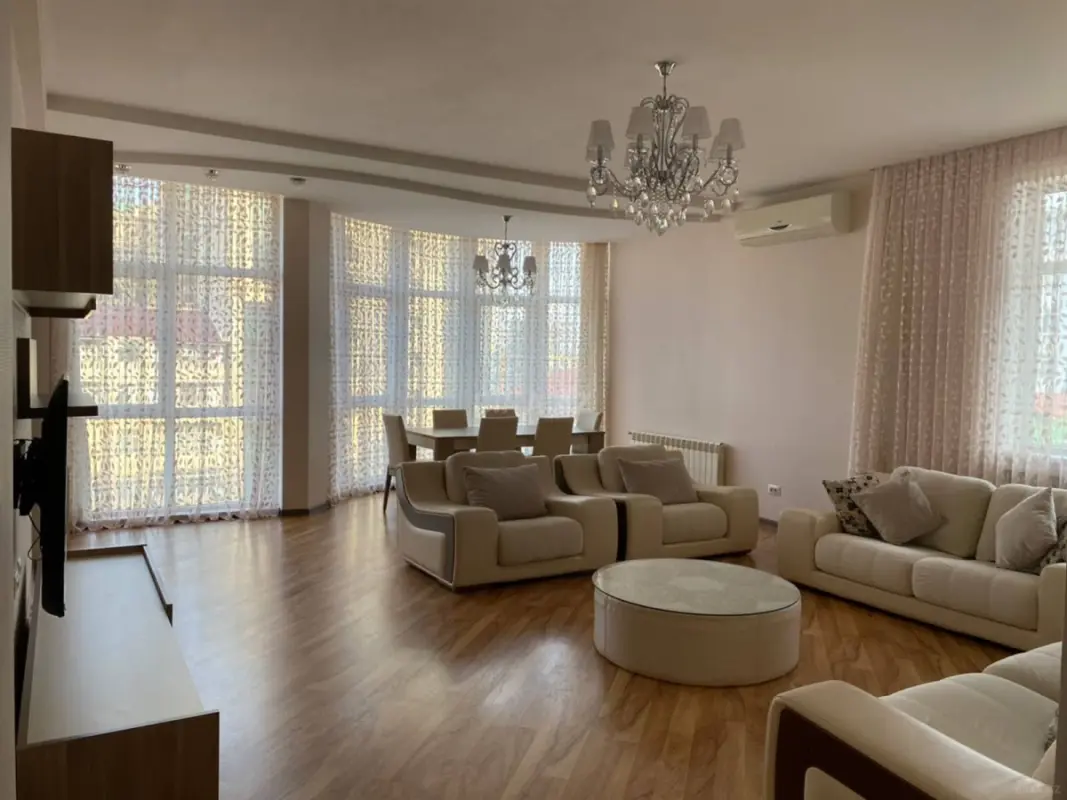 Kirayə verilir 4 otaqlı mənzil 180 m²