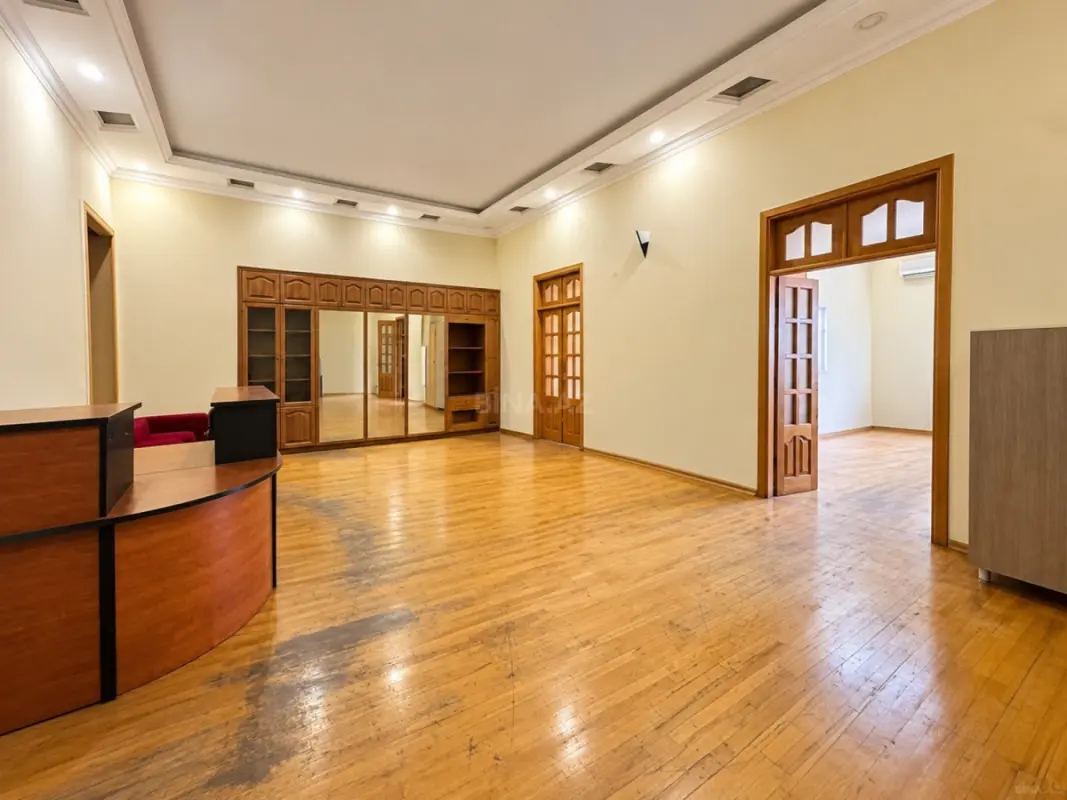 Satılır 5 otaqlı ofis 400 m²