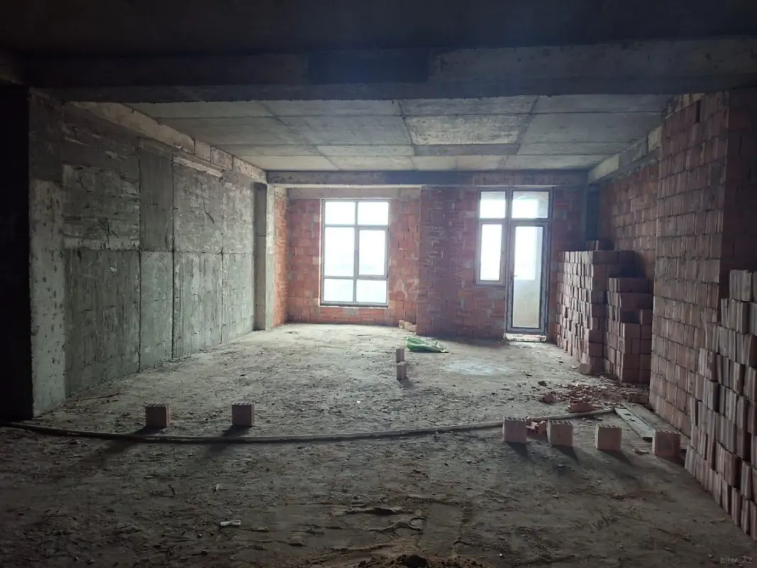 Satılır 4 otaqlı mənzil 181 m²