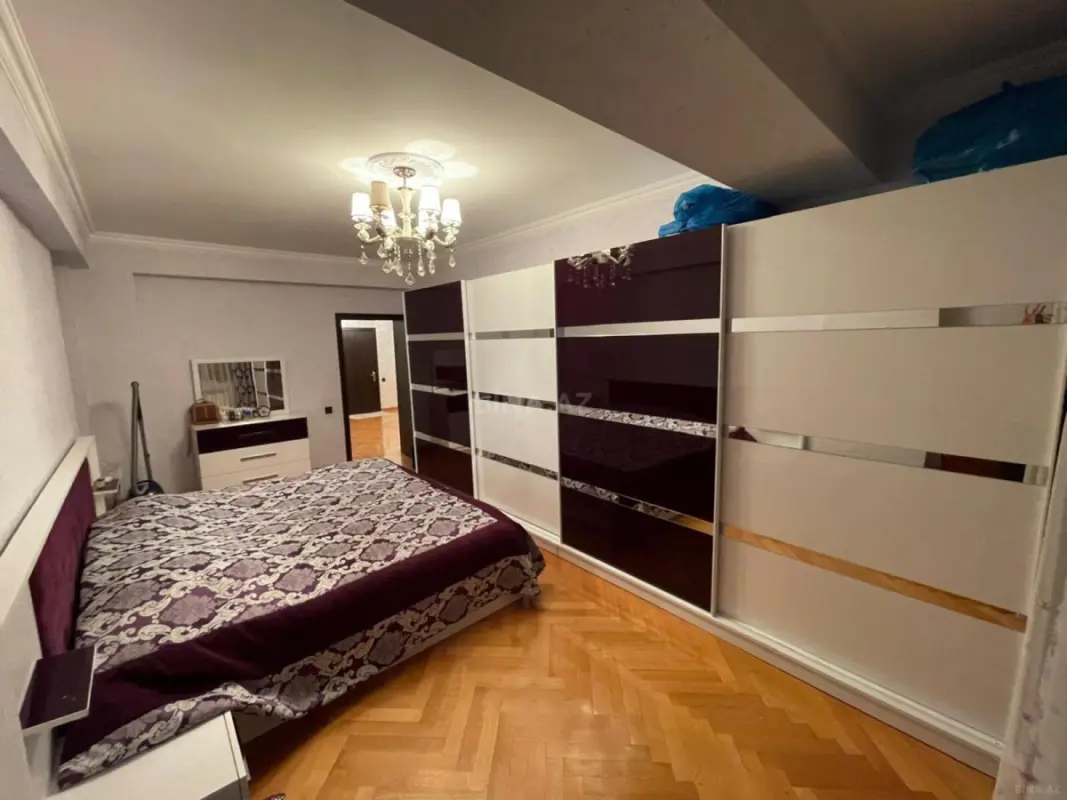 Satılır 3 otaqlı mənzil 130 m²