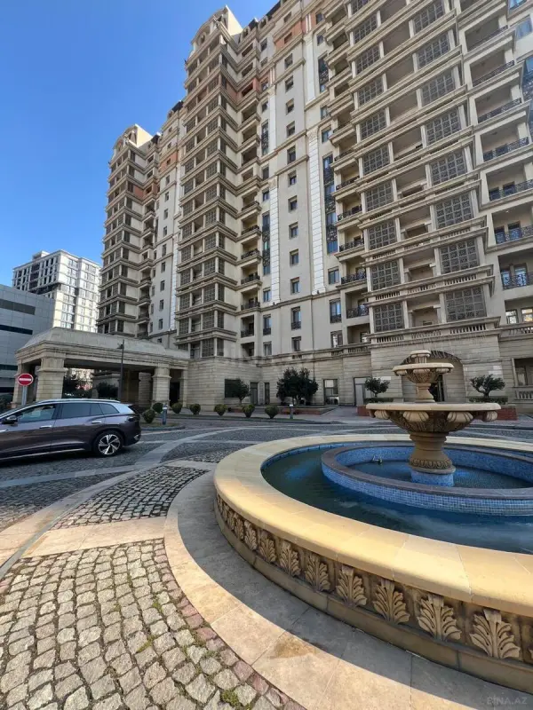 Satılır 10 otaqlı mənzil 677 m²