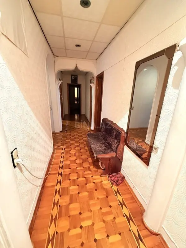 Satılır 4 otaqlı mənzil 130 m²