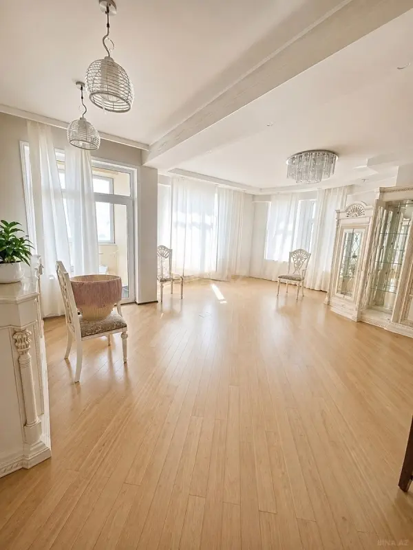 Satılır 3 otaqlı mənzil 145 m²