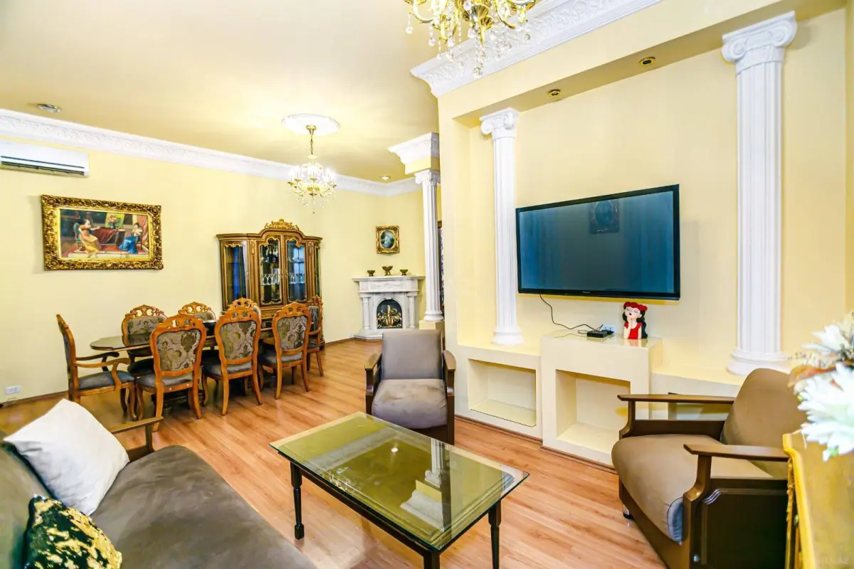 Kirayə verilir 4 otaqlı mənzil 160 m²