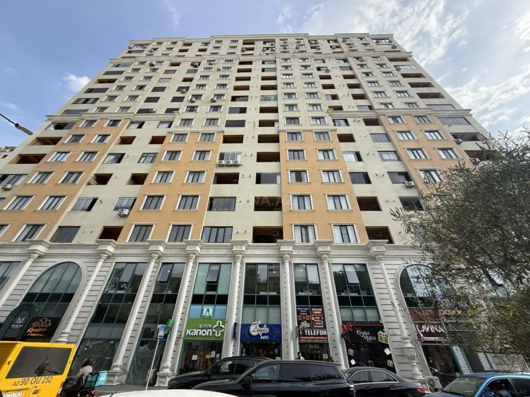Satılır 4 otaqlı mənzil 230 m²
