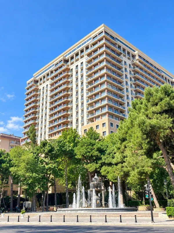 Satılır 3 otaqlı mənzil 121 m²