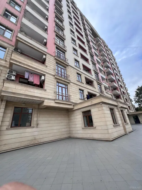 Satılır 3 otaqlı mənzil 143.6 m²
