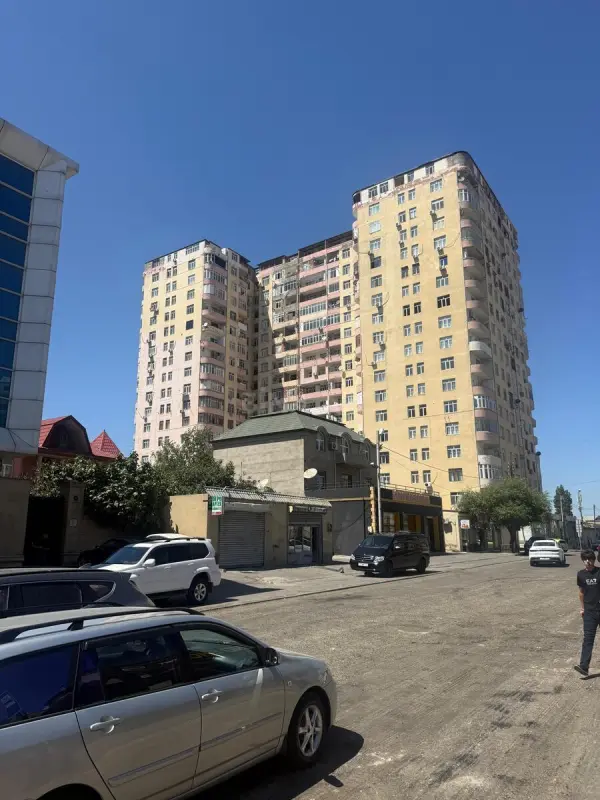 Satılır 3 otaqlı mənzil 131 m²