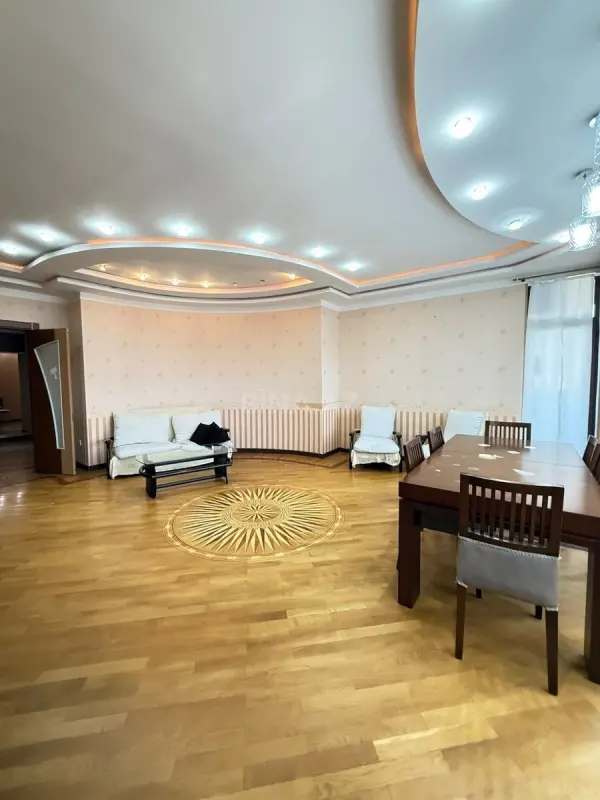 Kirayə verilir 3 otaqlı mənzil 165 m²