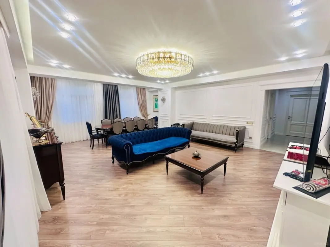 Satılır 4 otaqlı mənzil 210 m²