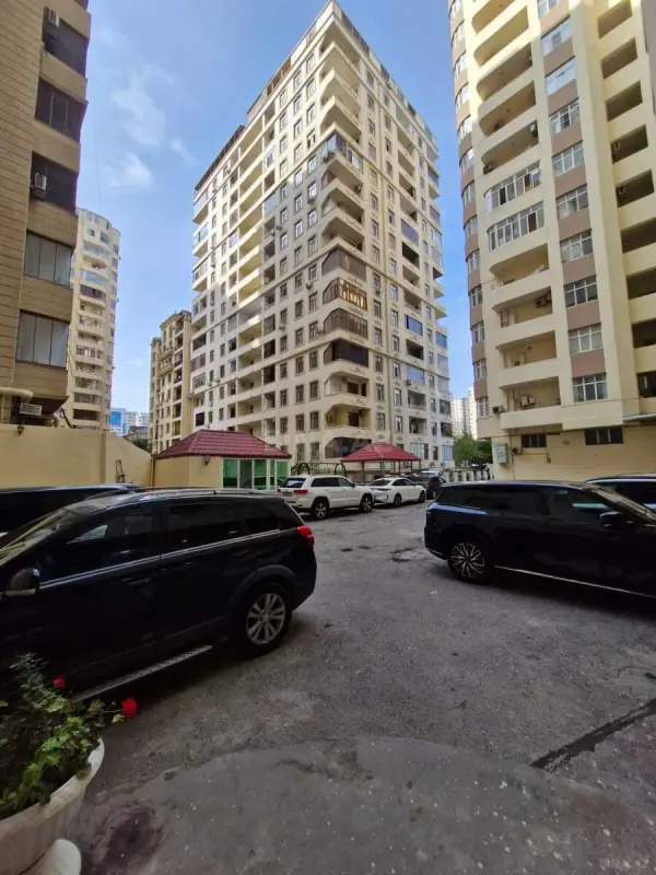 Satılır 3 otaqlı mənzil 140 m²