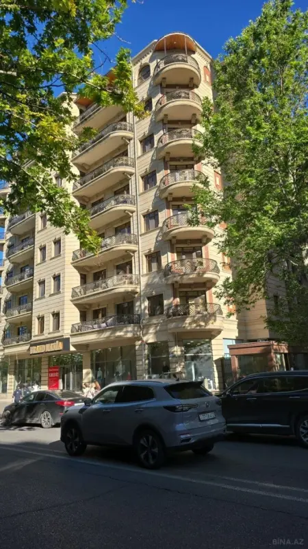 Satılır 4 otaqlı mənzil 210 m²
