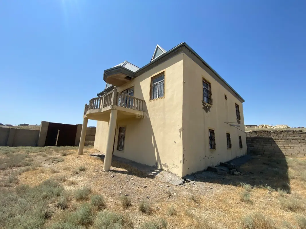 Satılır 10 otaqlı həyət evi 200 m²