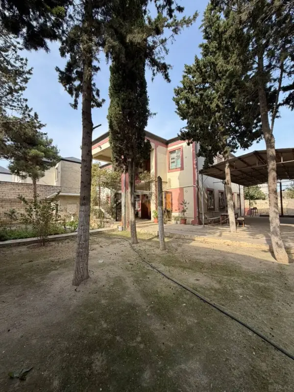 Satılır 8 otaqlı həyət evi 300 m²