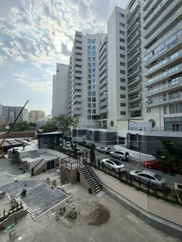 Satılır 3 otaqlı mənzil 163 m²