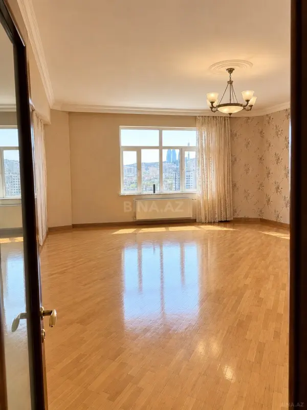 Satılır 3 otaqlı mənzil 140 m²