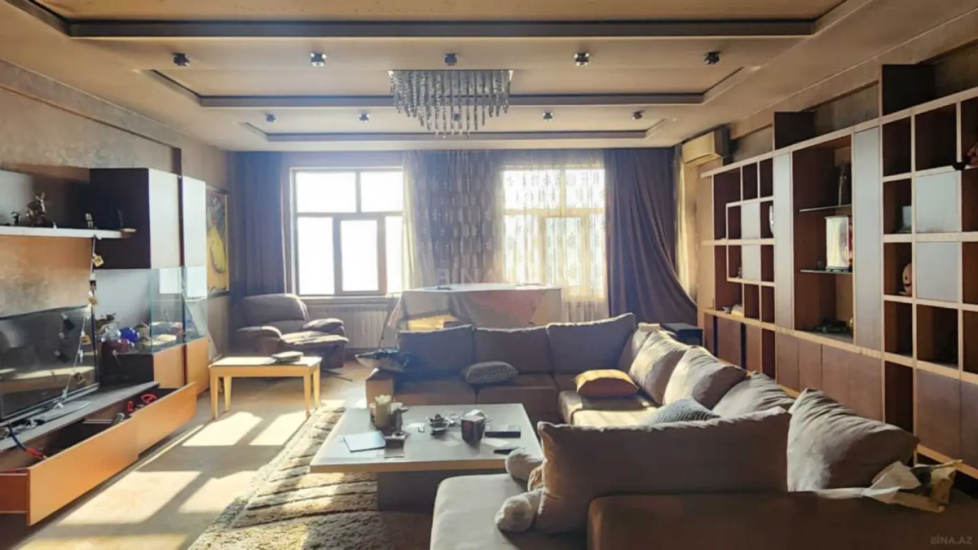 Satılır 7 otaqlı mənzil 270 m²