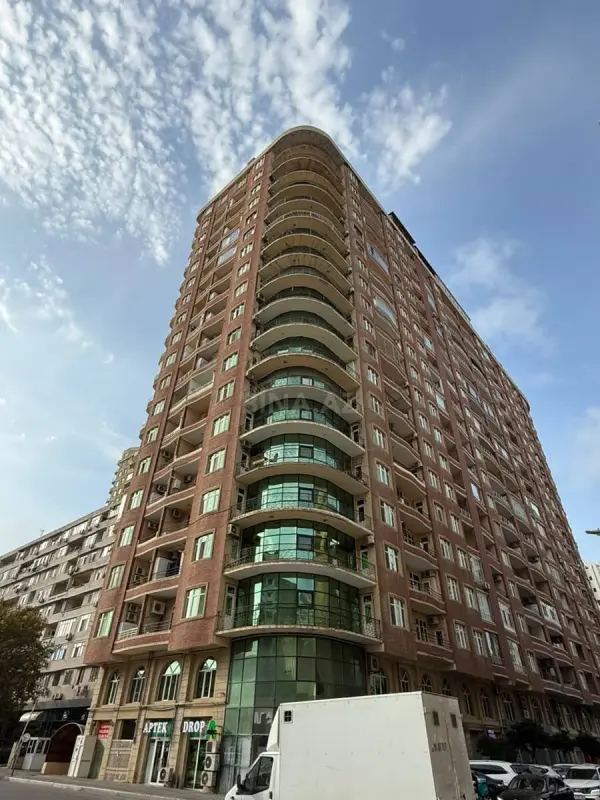 Satılır 3 otaqlı mənzil 173 m²