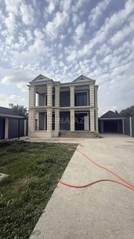 Satılır 4 otaqlı həyət evi 250 m²