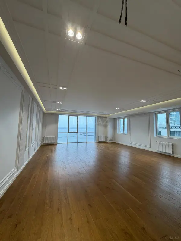 Satılır 4 otaqlı mənzil 236 m²