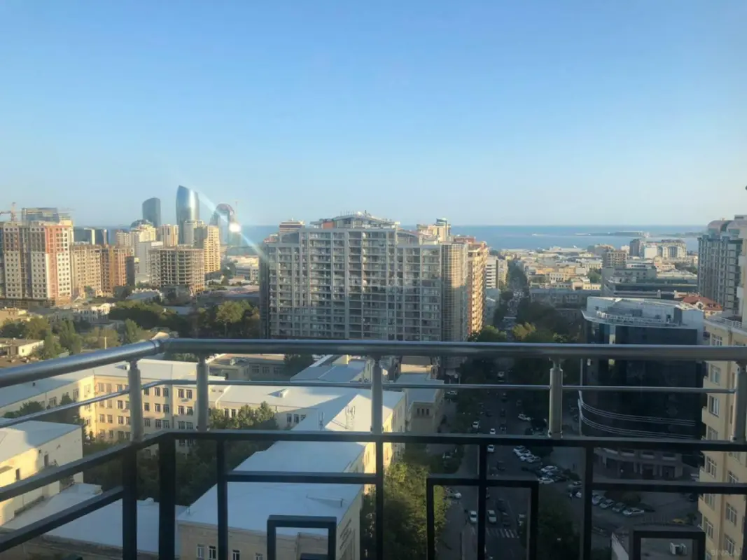 Satılır 4 otaqlı mənzil 220 m²