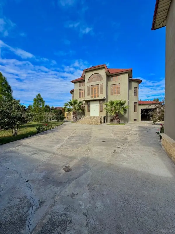 Satılır 6 otaqlı həyət evi 600 m²