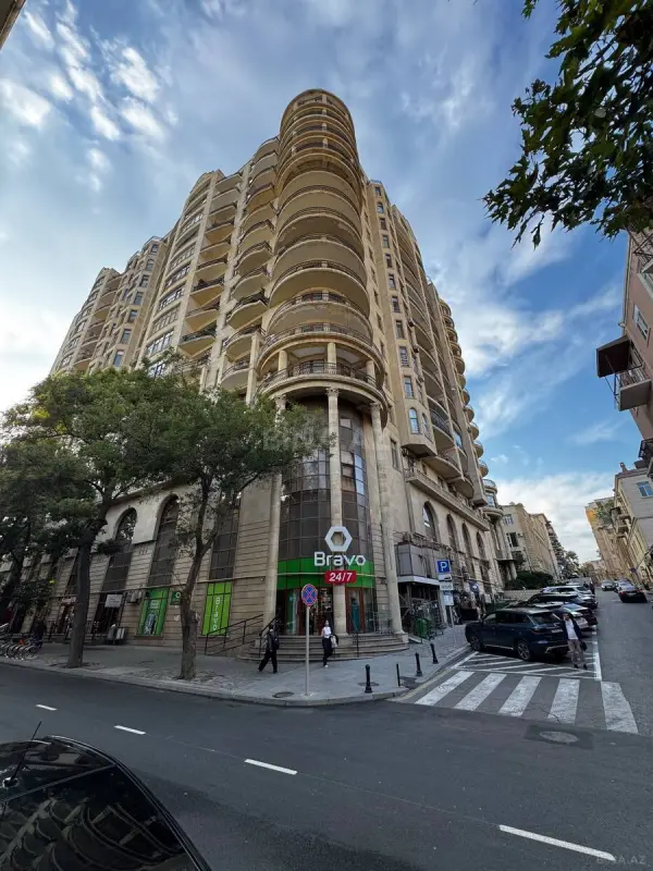 Satılır 4 otaqlı mənzil 205 m²