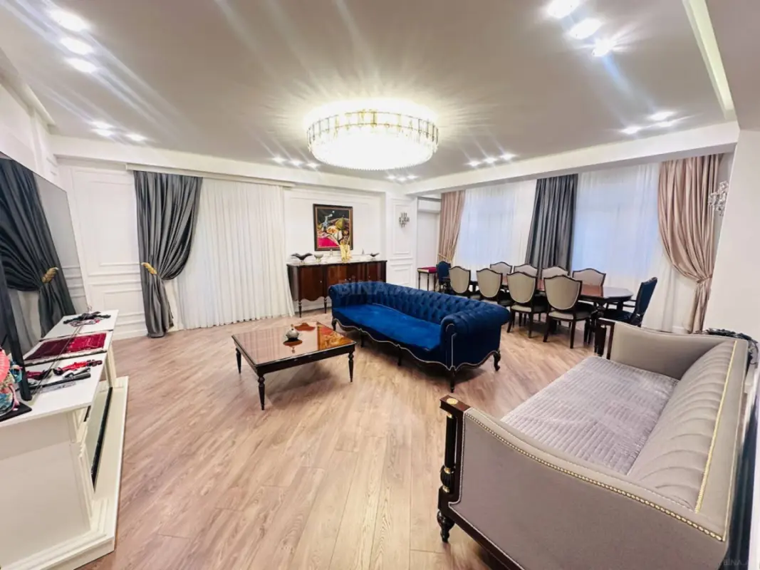 Satılır 4 otaqlı mənzil 210 m²