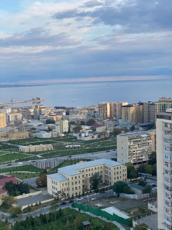 Satılır 4 otaqlı mənzil 245 m²