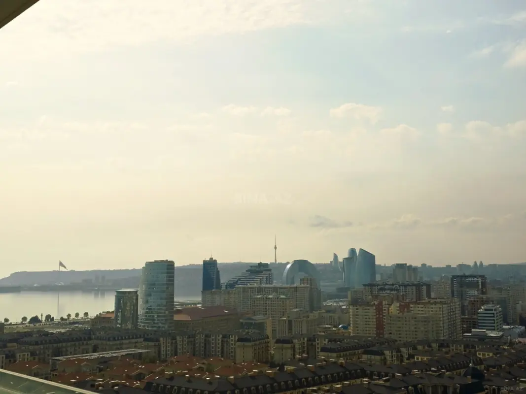Satılır 3 otaqlı mənzil 178 m²