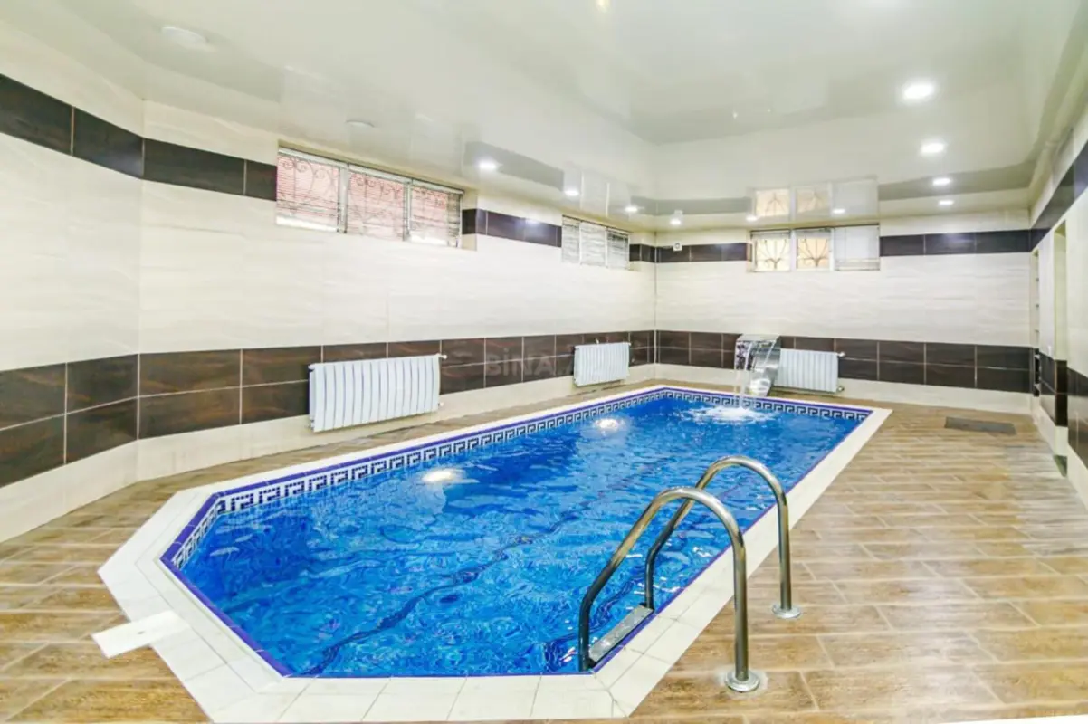 Kirayə verilir 6 otaqlı həyət evi 650 m²