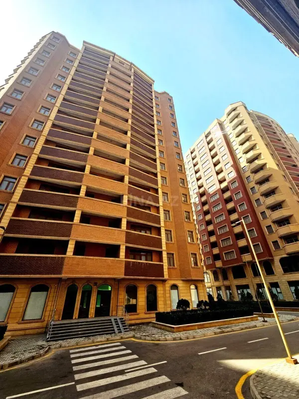 Satılır 4 otaqlı mənzil 186 m²