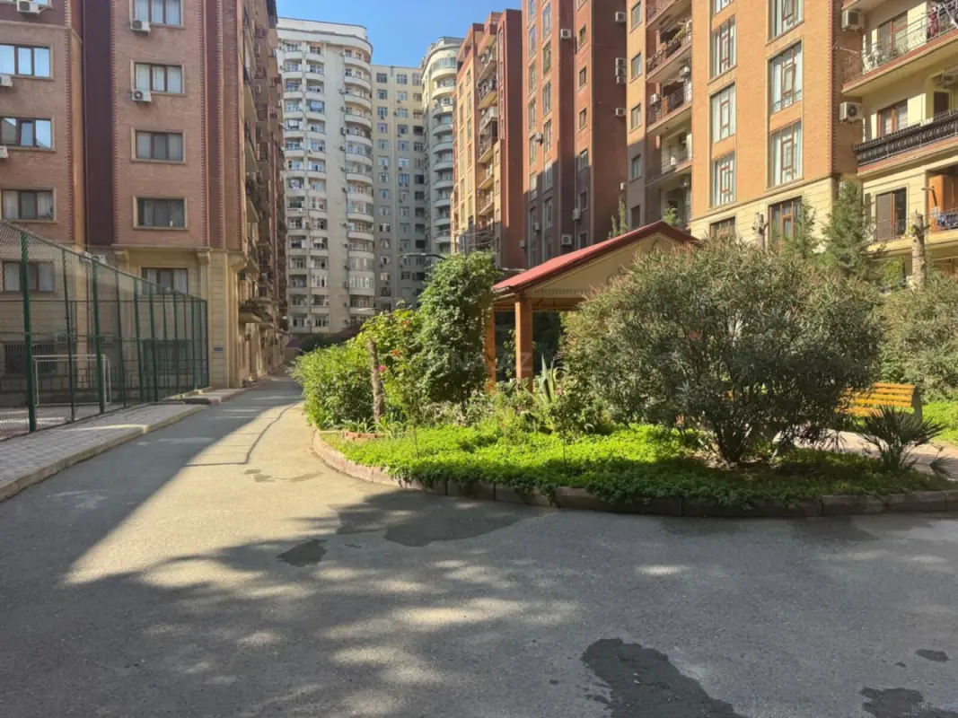Satılır 4 otaqlı mənzil 185 m²