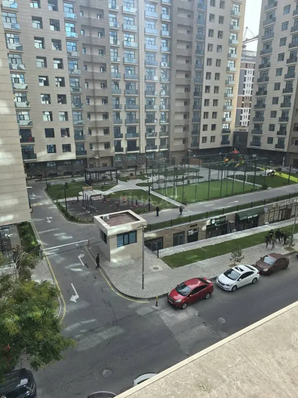 Satılır 4 otaqlı mənzil 195 m²