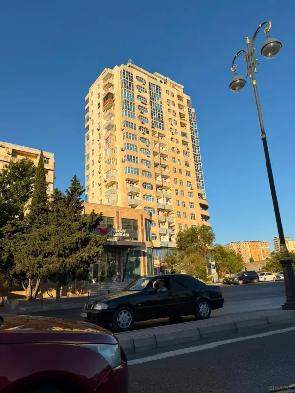 Satılır 3 otaqlı mənzil 136 m²