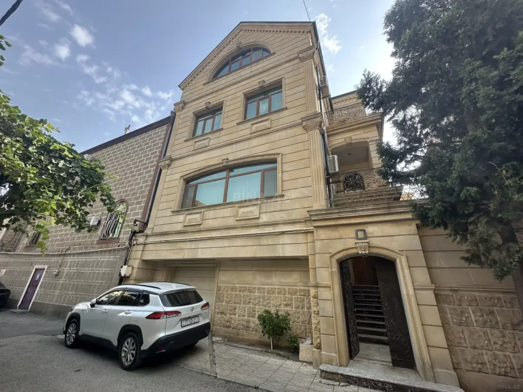 Satılır 10 otaqlı həyət evi 500 m²